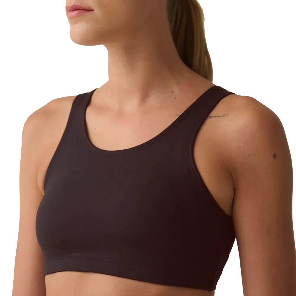 Modelo feminino usando top de treino FILA Essential II chocolate, vista traseira